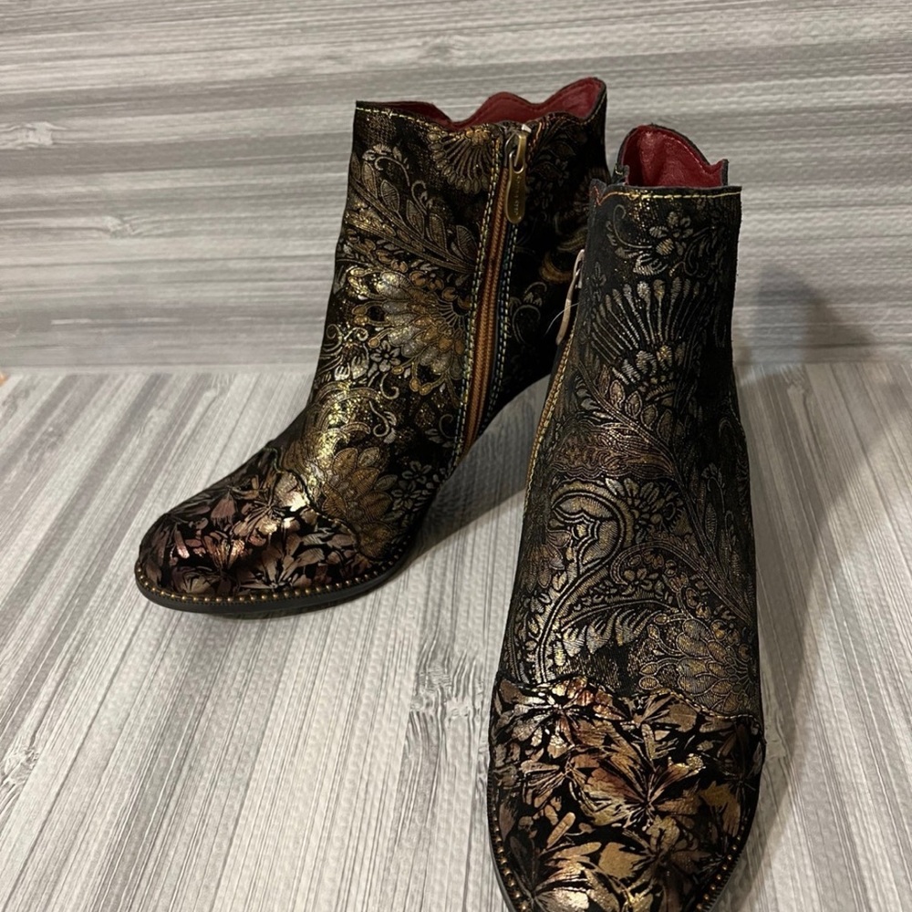 L'Artiste Women's Black and Gold Boots
